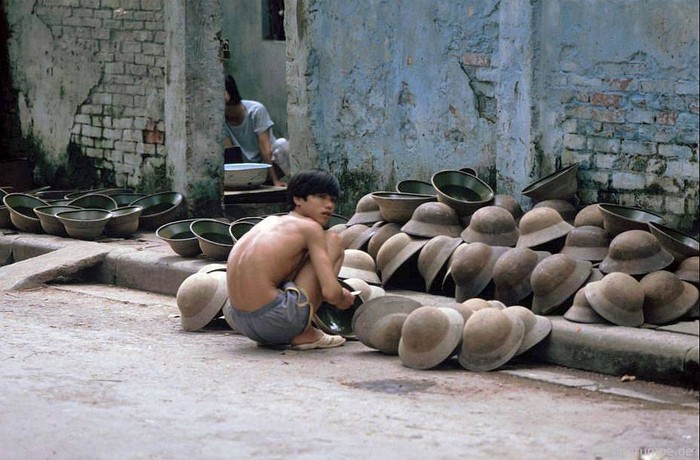 Sản xuất mũ cối, Hà Nội 1991.